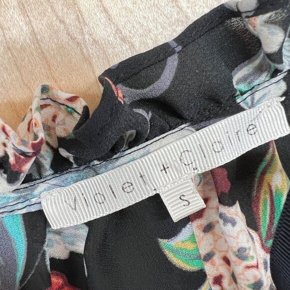 Violet & Claire Black Floral Print Sleeveless Blouse Ruffle Neck Size Small - Picture 9 of 12